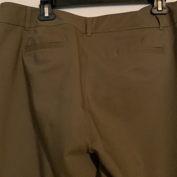 Chaus New York size 14 olive green cropped slacks - Picture 4 of 5